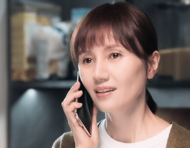 张萌女明星别再过度保养，选择自然变老，才是真优雅