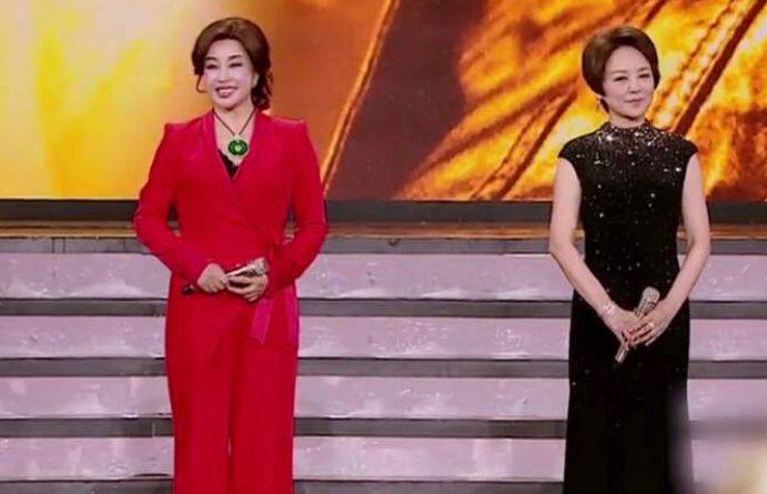 身材 刘晓庆同框小5岁张瑜,穿红西装好霸气,张瑜一身星空裙老得优雅