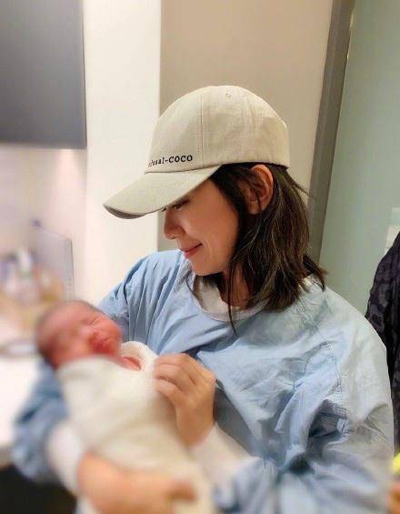 原创咘咘bo妞说贾静雯生了个弟弟难道暗示还要生第四胎