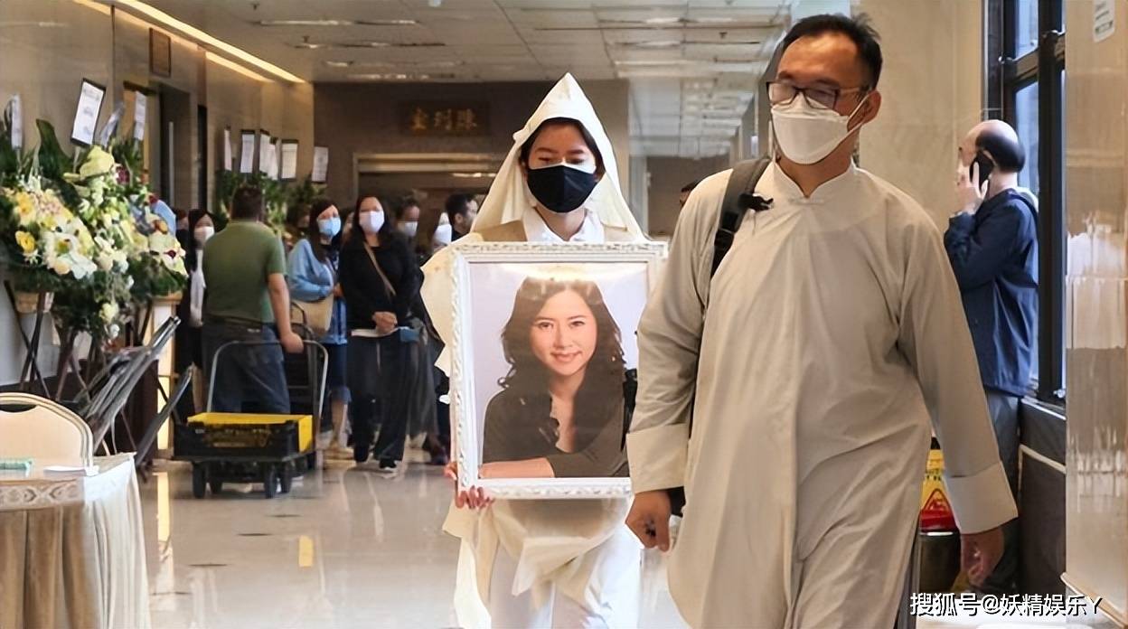 tvb演员祝文君去世,女儿手捧遗照神情憔悴,披麻戴孝送母亲出殡_好友