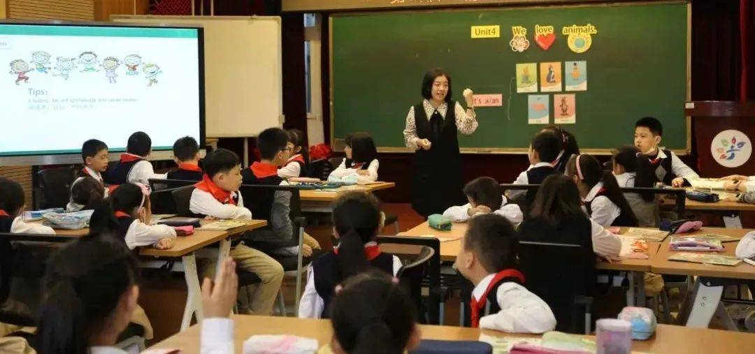 能有更多展示自己英语口语的机会和平台,李竹老师还带领学校英语团队