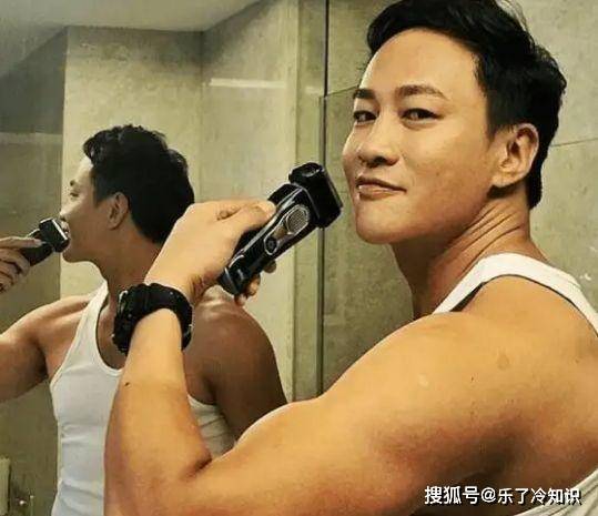 原创何润东横店拍戏造型抢眼身材健硕46岁像个小伙子