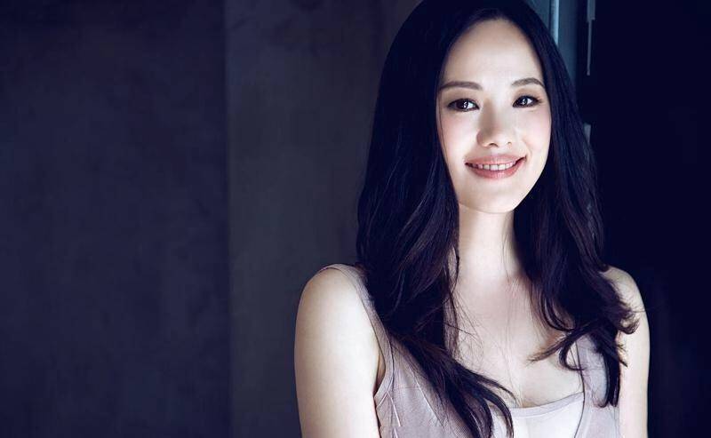 黑色 都知道咏梅得影后,却没人知道她年轻时多美,她老公才是真正大咖