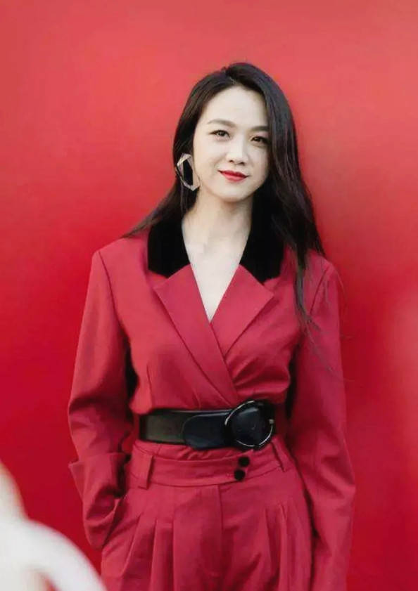 花朵 汤唯婚后走女人风 吊带花朵显“僵硬”西装才是她的“筹码”