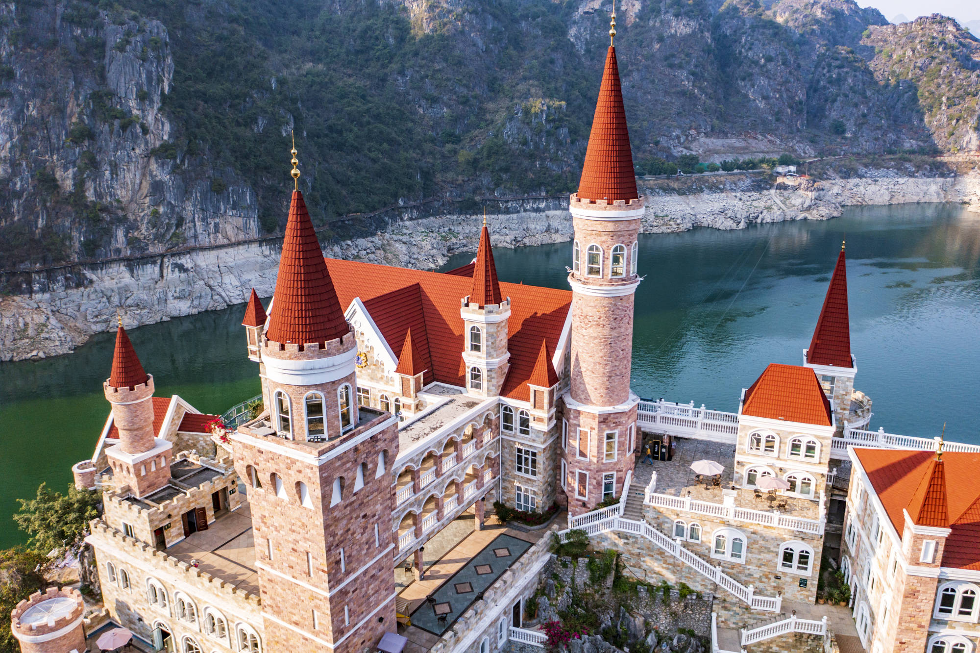 4亿,在湖中孤岛上建了座神秘城堡,号称中国唯一_万峰湖_建筑_兴义