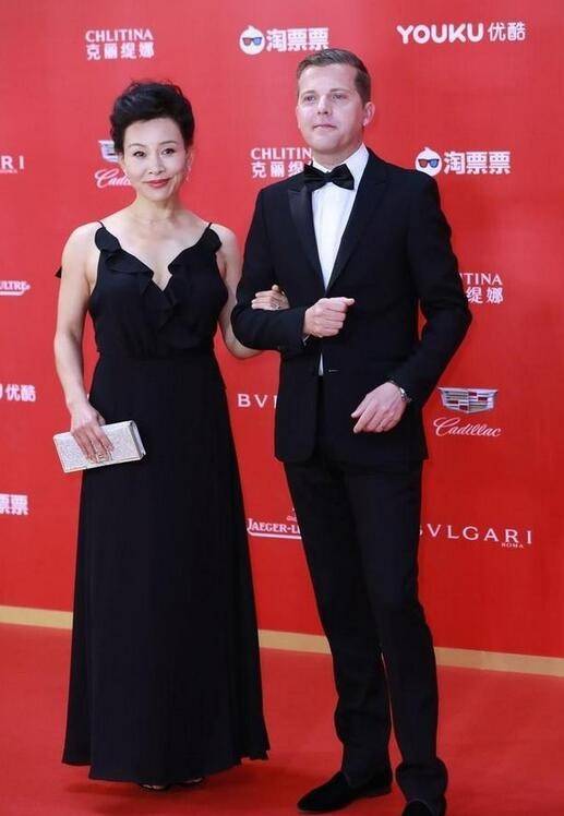 曲线美 陈冲年过60仍精神矍铄，穿黑色亮面裙配大奔头，气场全开不输超模