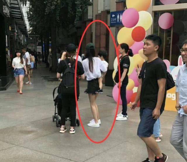 网友偶遇baby带儿子逛街未见婆婆，小海绵在妈妈怀里超乖巧