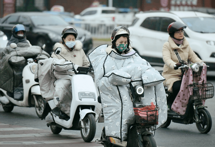 骑电动车很冷的图片图片