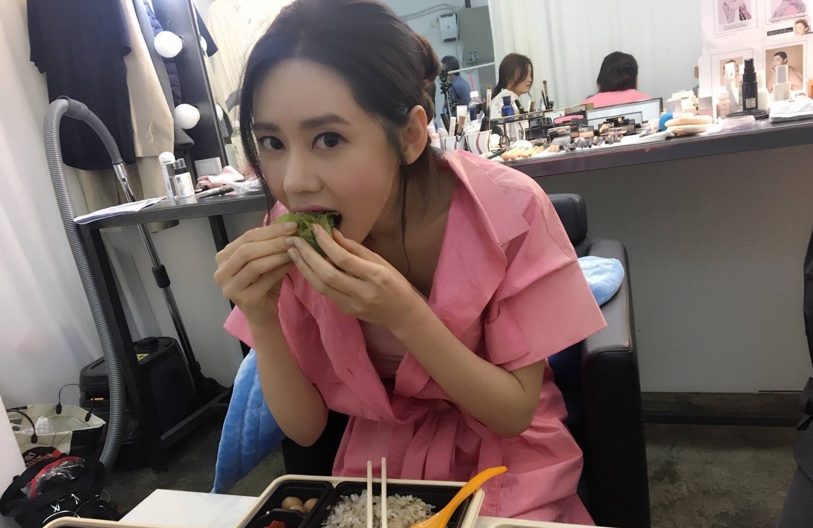 秋瓷炫因泡菜翻译问题被韩国网友网暴遭教授批评本人公开道歉