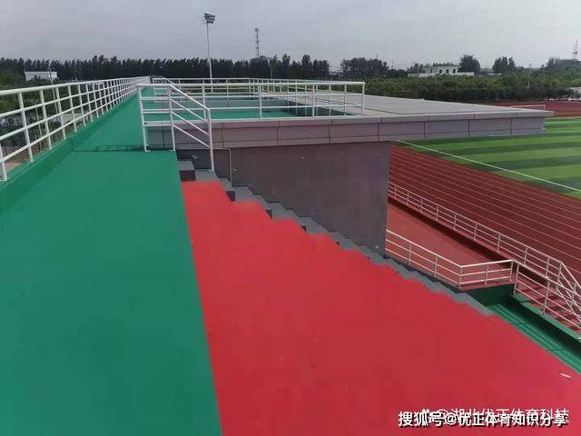 丙烯酸看台由于是硬地材料,它非常的耐磨,相比其他