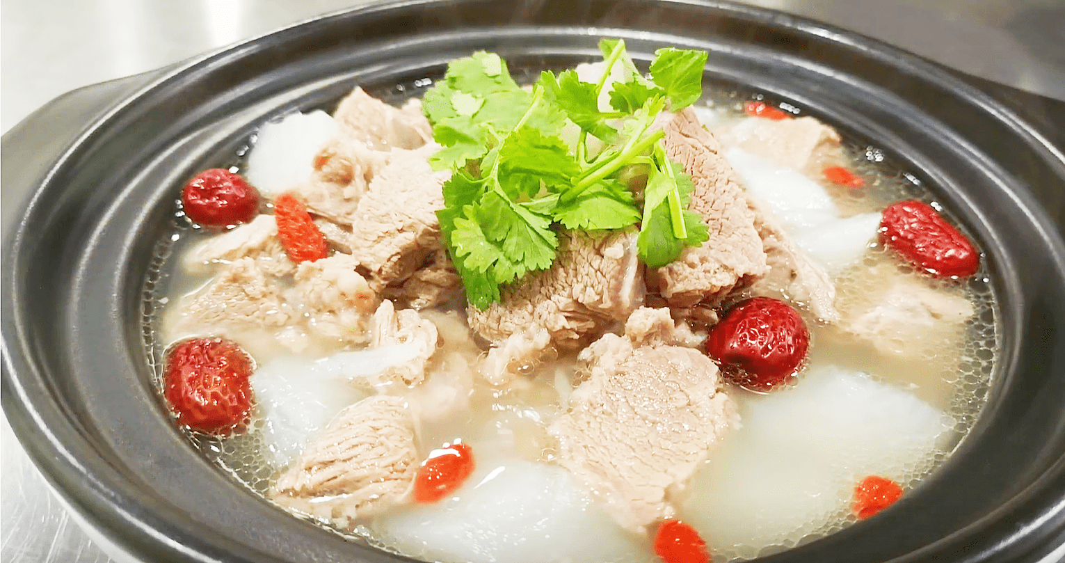 9,时间到加入白萝卜,红枣,加入盐,白胡椒粉调味,再炖20分钟.