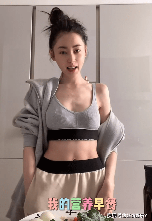 视频中的张天爱头发简单的梳起来,穿着背心,外面套着同色系的灰色运动