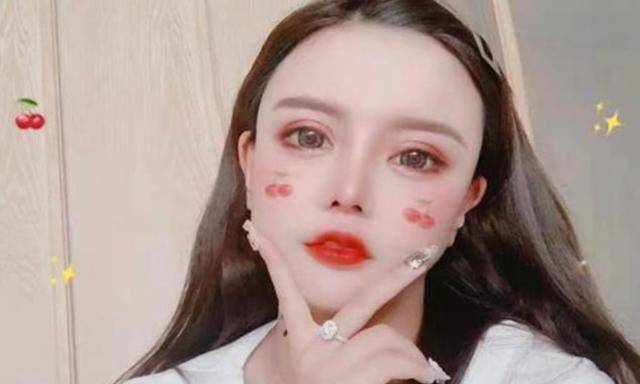 女孩子有种妈妈叫“韩安冉”：自己整成网红脸，却喜欢女儿“纯天然”