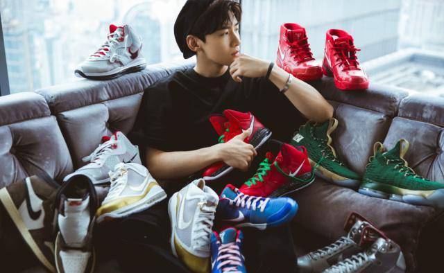 白敬亭ins晒照,8双aj地位不同,网友:"吃土"买怀里那双_营业_鞋王_双都