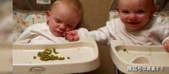 兄弟|趁弟弟睡着了, 双胞胎哥哥偷吃弟弟零食, 还调戏弟弟