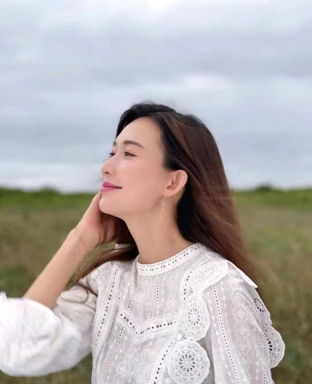 女神林志玲生子后首晒照！47岁皮肤细腻如少女，模样大变头发却好凌乱