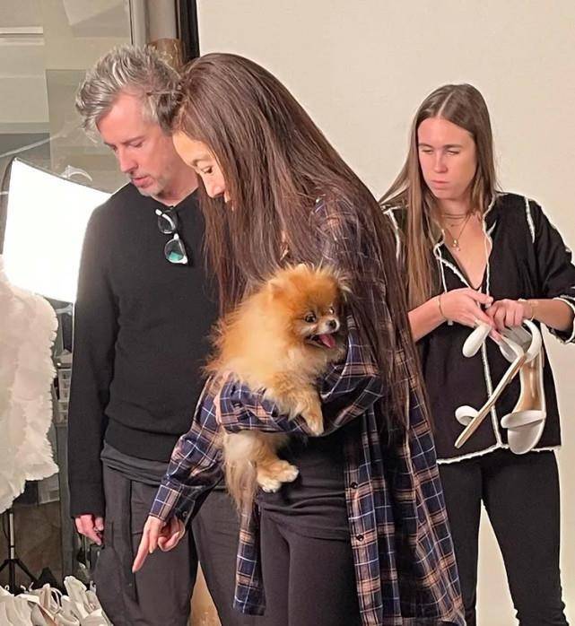 72岁王薇薇罕见穿泳衣,白皙漫画腿耀眼,婚纱女王大爱"少女感"_伊万