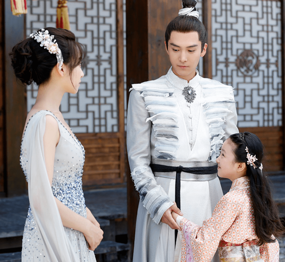 原著|杨紫新剧开机就惹争议，剧情奇葩，前作评分仅3.1还被勒令停拍