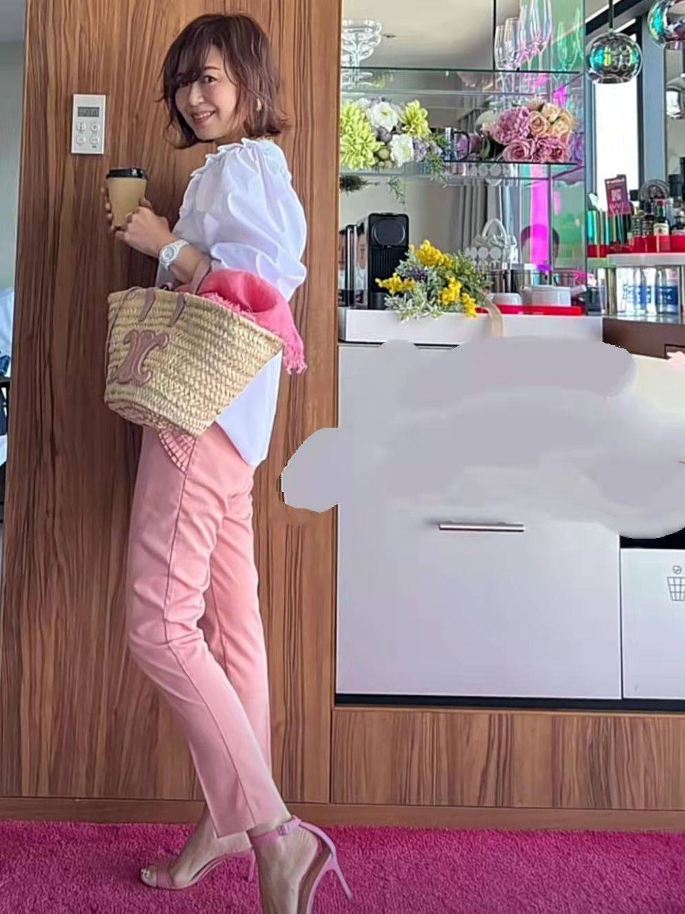 材质 上年纪的女人春季少穿鲨鱼裤，学日本主妇这样穿，舒适时尚又洋气