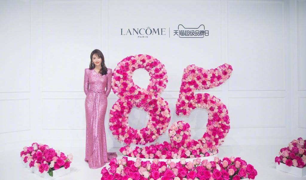 贵妇 43岁刘涛真是女富婆,穿3万西装拎10万包,搭2万绿色长裙赶飞机美如画