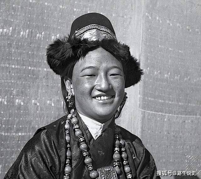 德钦汪姆藏族女土司为自由婚姻流亡8年34去世时天上出彩虹