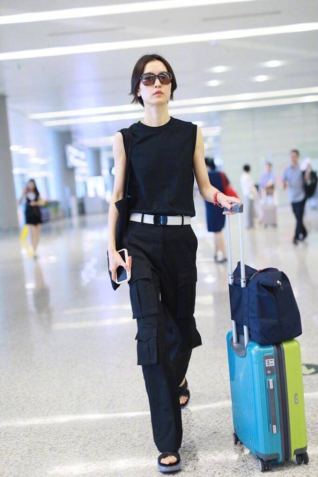 卡通 杜鹃把当年的“裤裙”穿火了,搭配白色卡通T恤,冷艳又时髦!