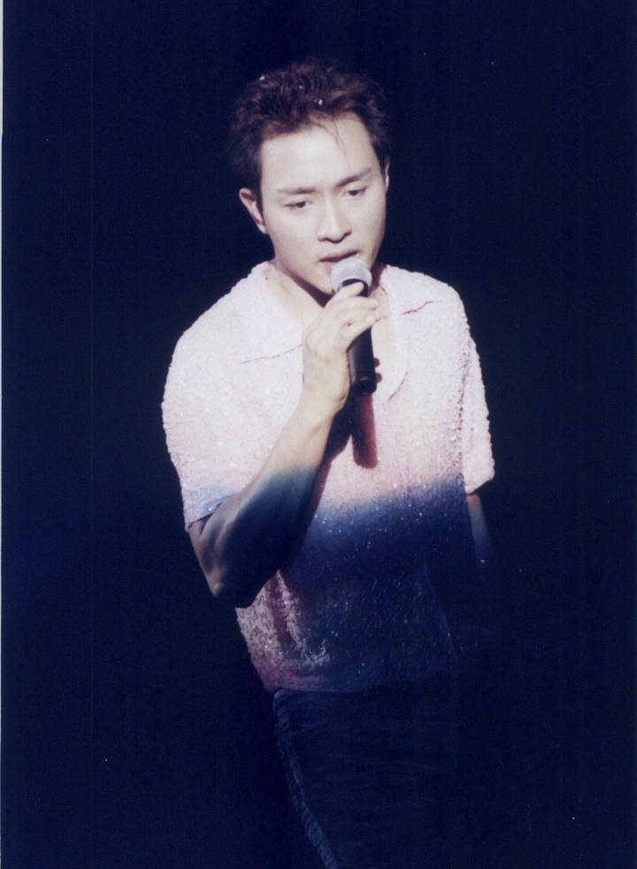 连谭咏麟也没想到,曾经在他面前还是个唱歌"新人"的张国荣会在86年