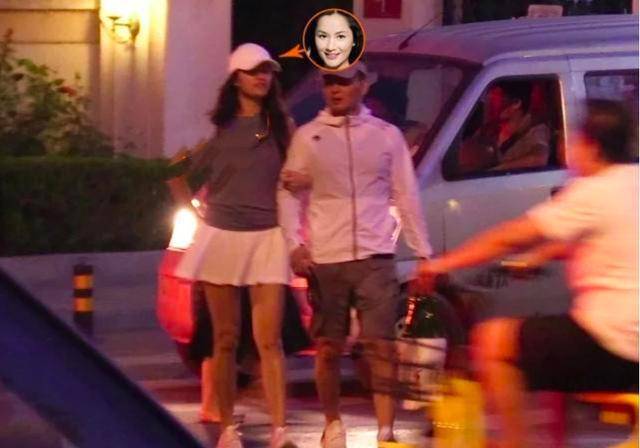 瞿颖扮 48岁瞿颖扮高中生和男友出街，霸道搂肩一秒变女汉子