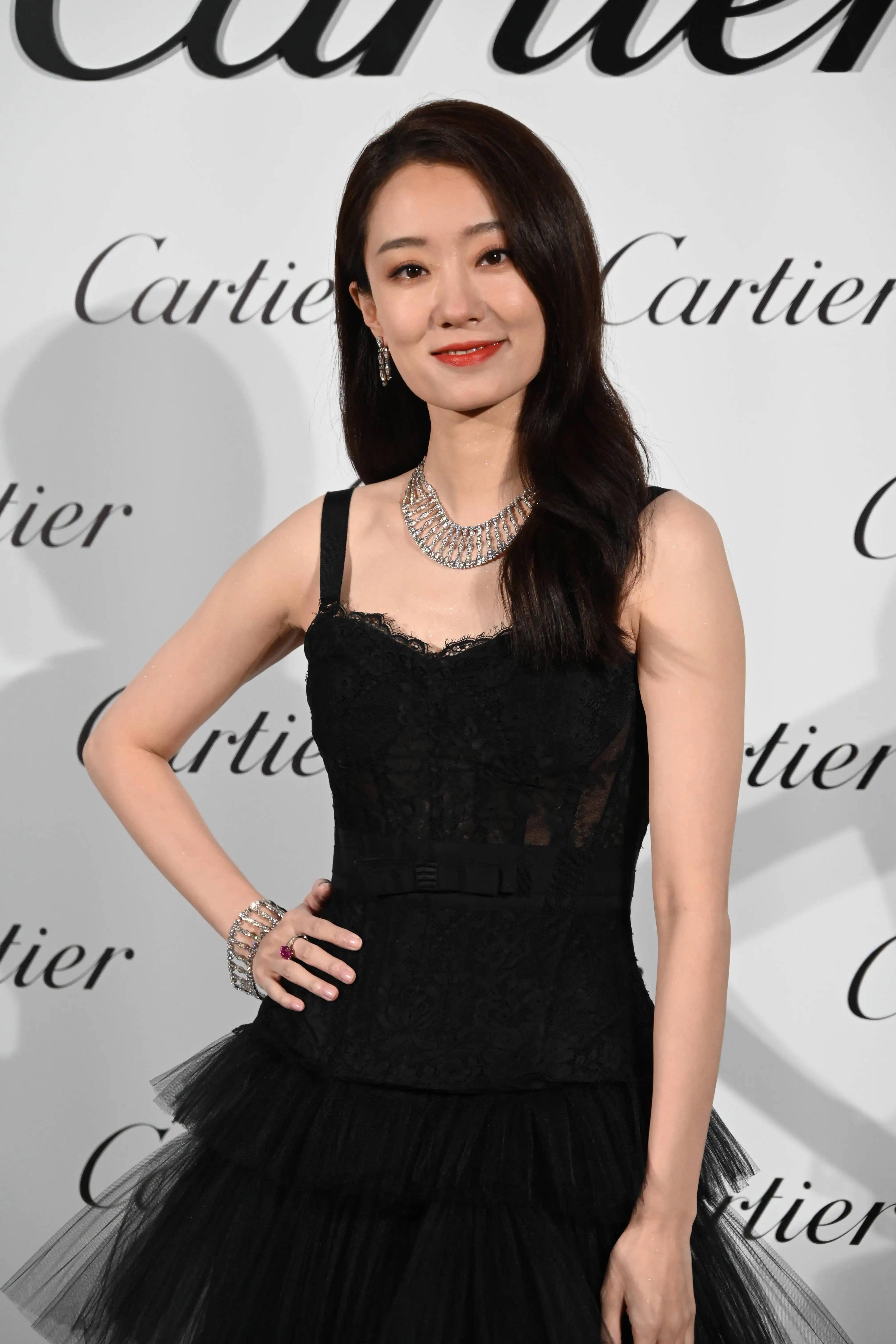 35岁张小斐硬照,一字肩黑色长裙造型设计复古时尚,气质出众_贾玲_喜剧