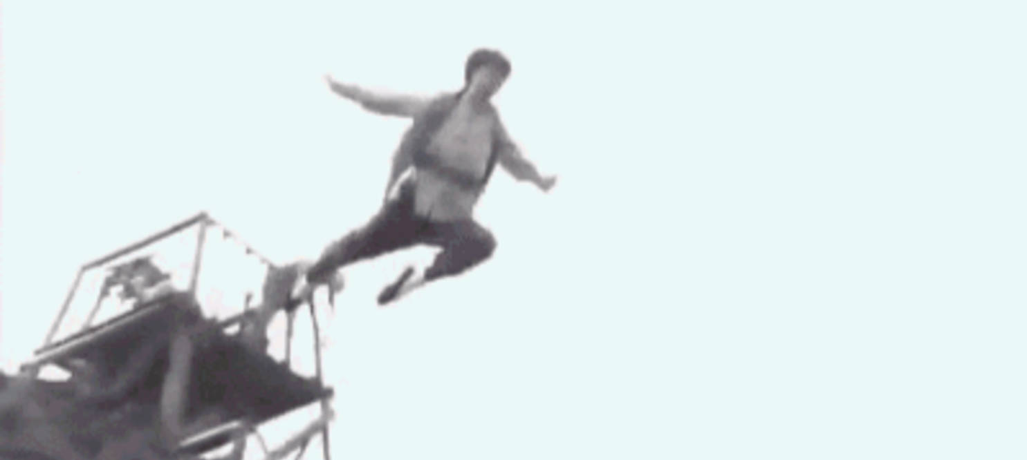 弹簧|海胆式中箭、弹簧式翻墙、手榴弹炸飞机，影视剧镜头能有多奇葩？？