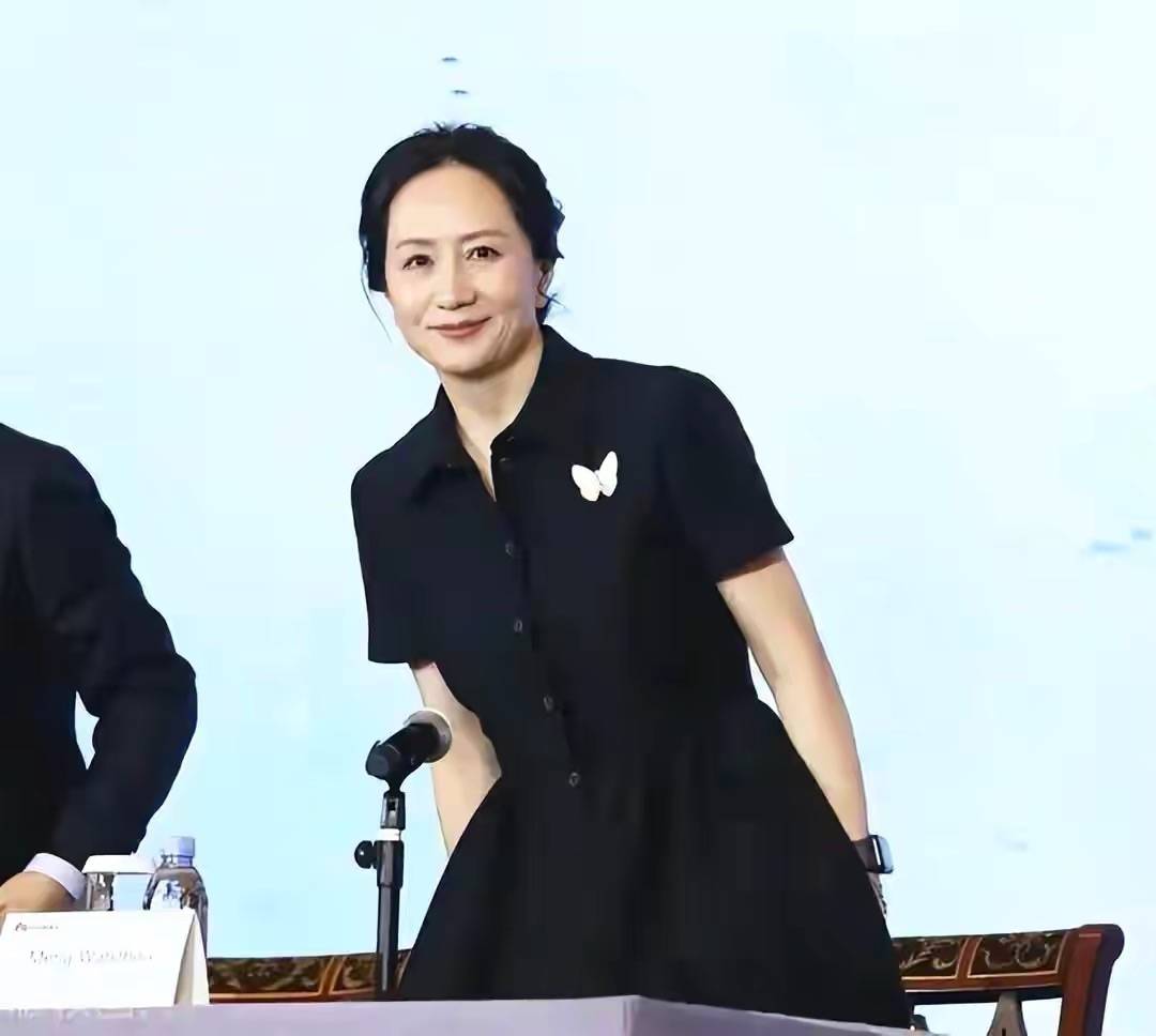 孟晚舟亮相发布会,穿黑裙高贵典雅,52岁坐姿挺拔很有东方美感!_黑色_穿着_感觉