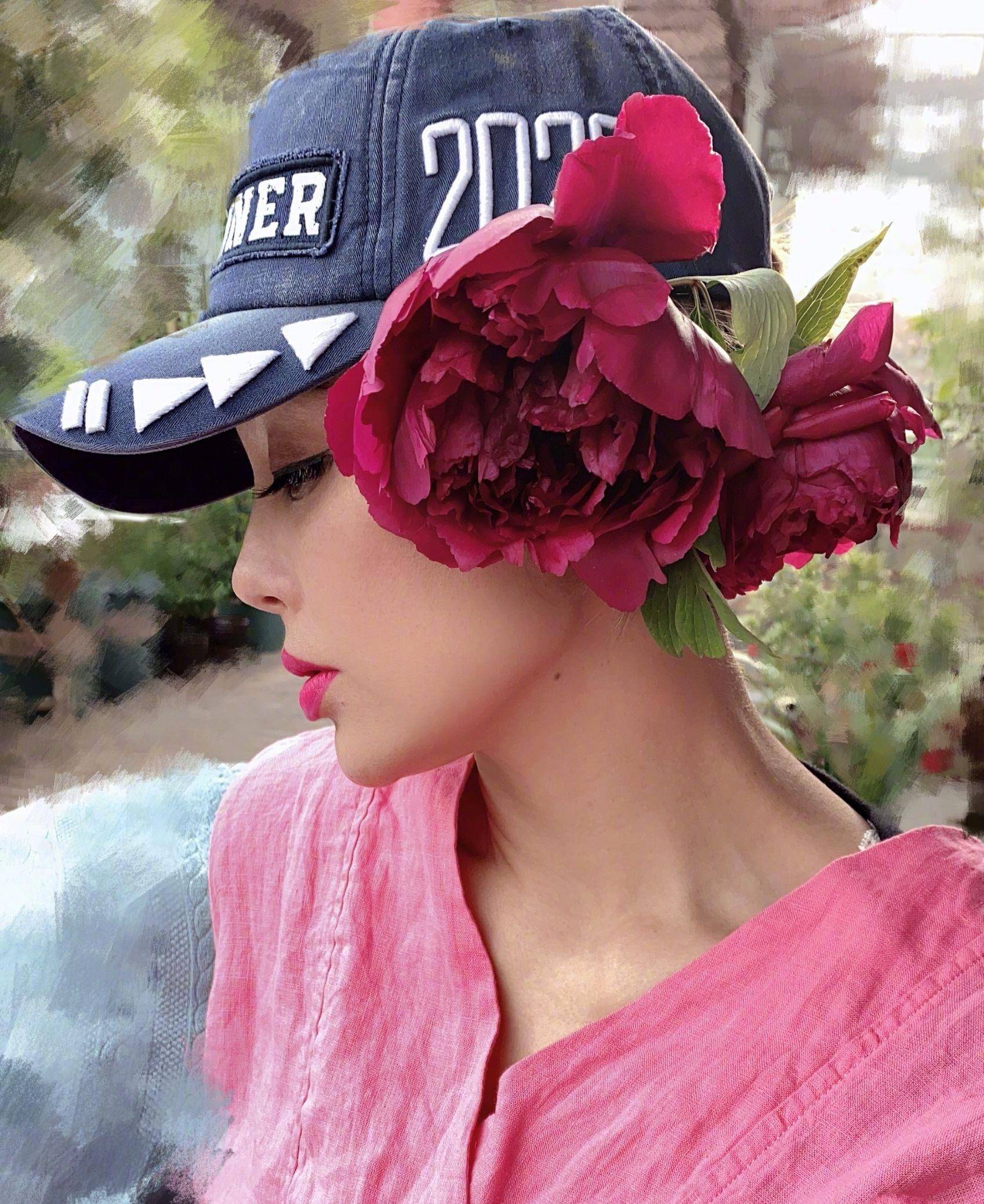 藏蓝色 47岁宁静晒美照，头戴芍药花配玫红色上衣，艳丽造型十分吸睛