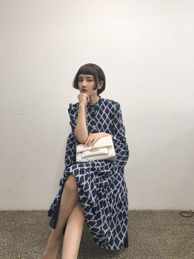 显得 宋祖儿现身时装周，身穿格纹西装配高跟鞋又甜又酷，裤子太显矮？