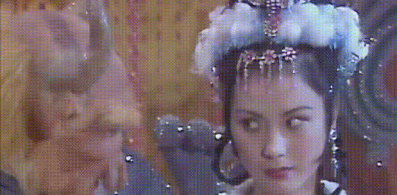 发型|同样头插羽毛，蔡卓妍灵动、周迅美成经典，杨幂“晴雯”太辣眼！