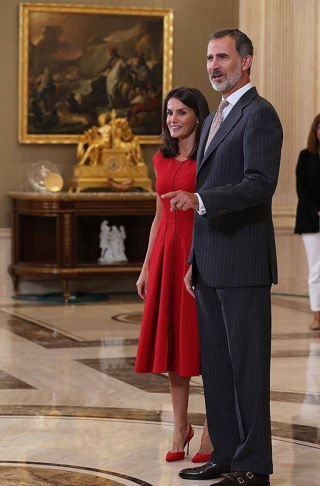 身材 47岁西班牙王后身穿优雅红裙，迎接男篮冠军归来，时尚又高级