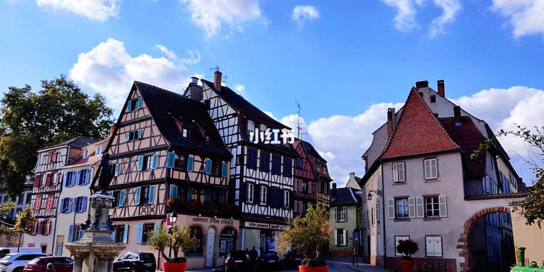 背景:menton位于法国东南角,普罗旺斯的蔚蓝海岸,紧邻意大利.