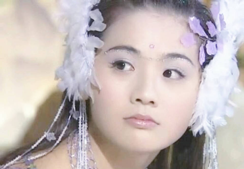 发型|同样头插羽毛，蔡卓妍灵动、周迅美成经典，杨幂“晴雯”太辣眼！