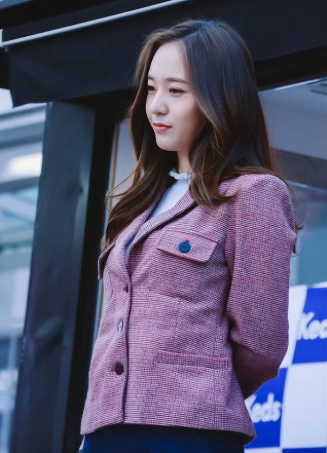 尽管kai和郑秀晶所处的组合行程都安排地特别满,而且时不时都要跑海外