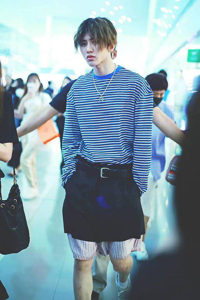 原创破洞装算什么蔡徐坤的quot烧伤装quot才叫时尚一般人驾驭不了