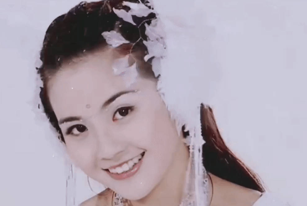 发型|同样头插羽毛，蔡卓妍灵动、周迅美成经典，杨幂“晴雯”太辣眼！