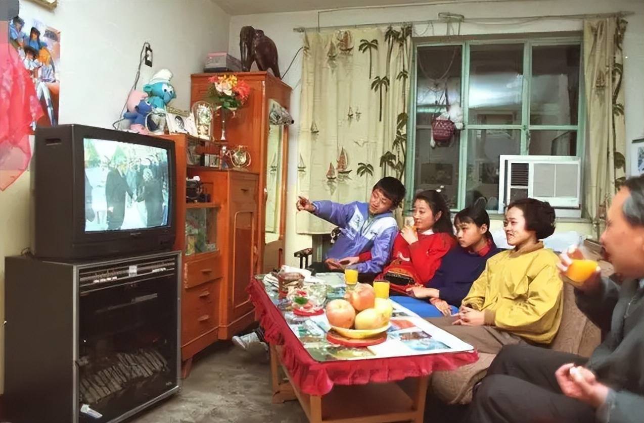 在上世纪80年代,电视机是结婚的四大件之一,也是一个家庭经济实力的
