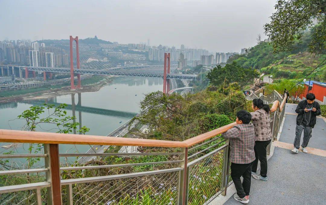 2022年3月25日,重庆半山崖线步道沙坪坝段,市民正在步道上游玩