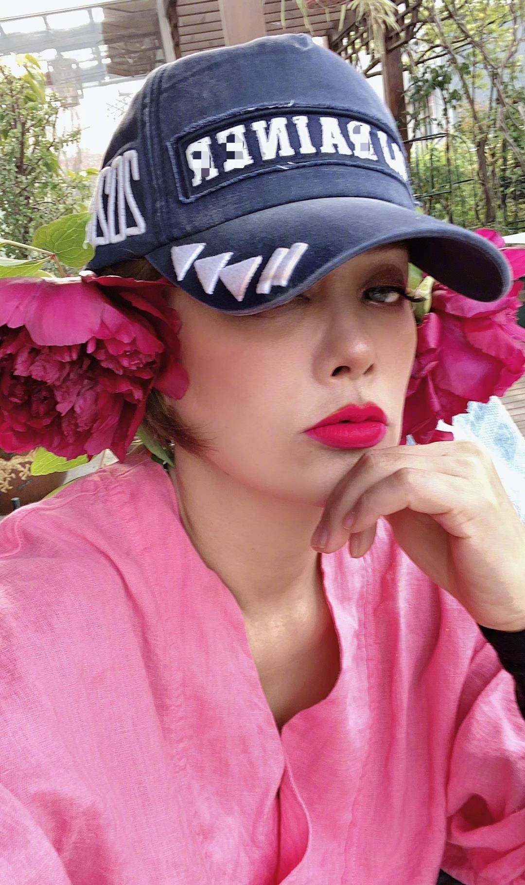 藏蓝色 47岁宁静晒美照，头戴芍药花配玫红色上衣，艳丽造型十分吸睛