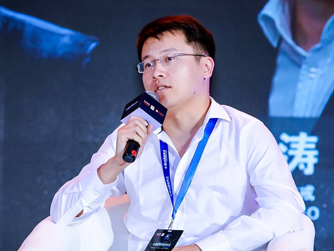 资料显示,张国涛出生于1985年,卢依雯出生于1987年