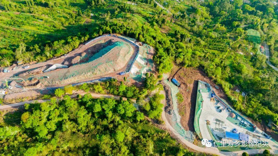 两山一河艳阳仙飞泉山观景平台和金马河景观走进建设中的仁寿县翳嘶山