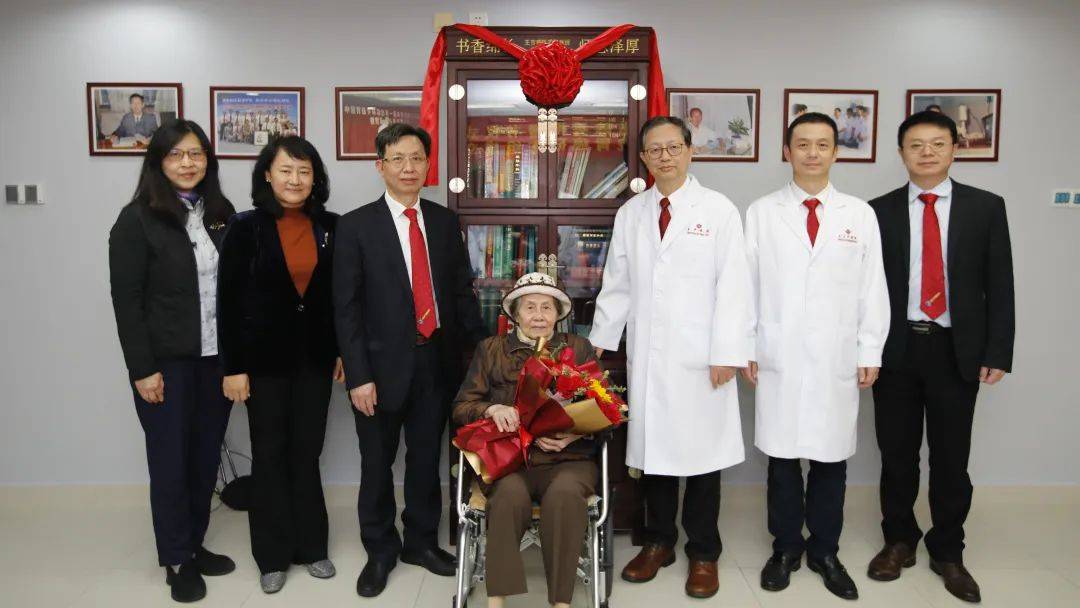 兰平副校长,文卫平院长,李汉荣书记,彭俊生教授,练磊主任和陈秀梅