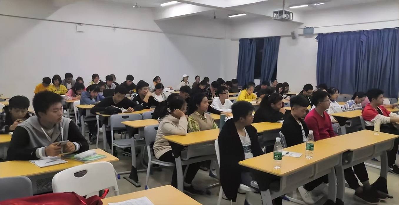 清华大学宣布本科取消会计专业，引网友热议:会计行业不行了？