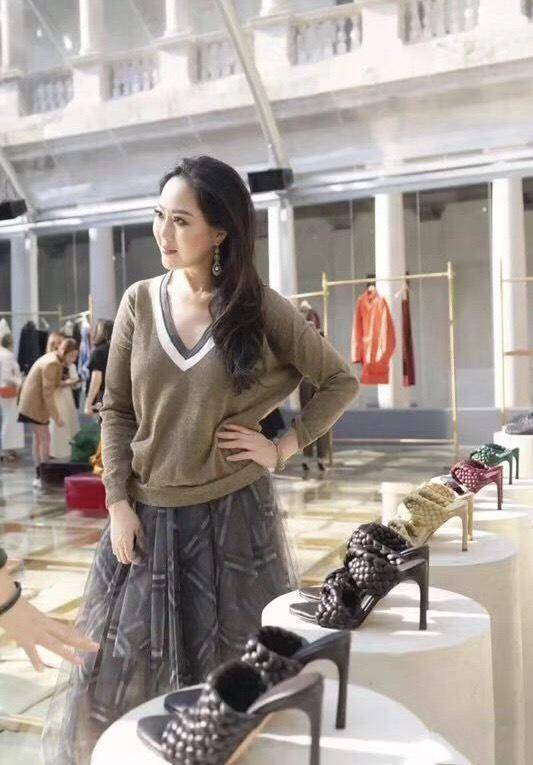 章小蕙真是气质女神绿色外套配包臀裙披肩卷发阔太气质好强