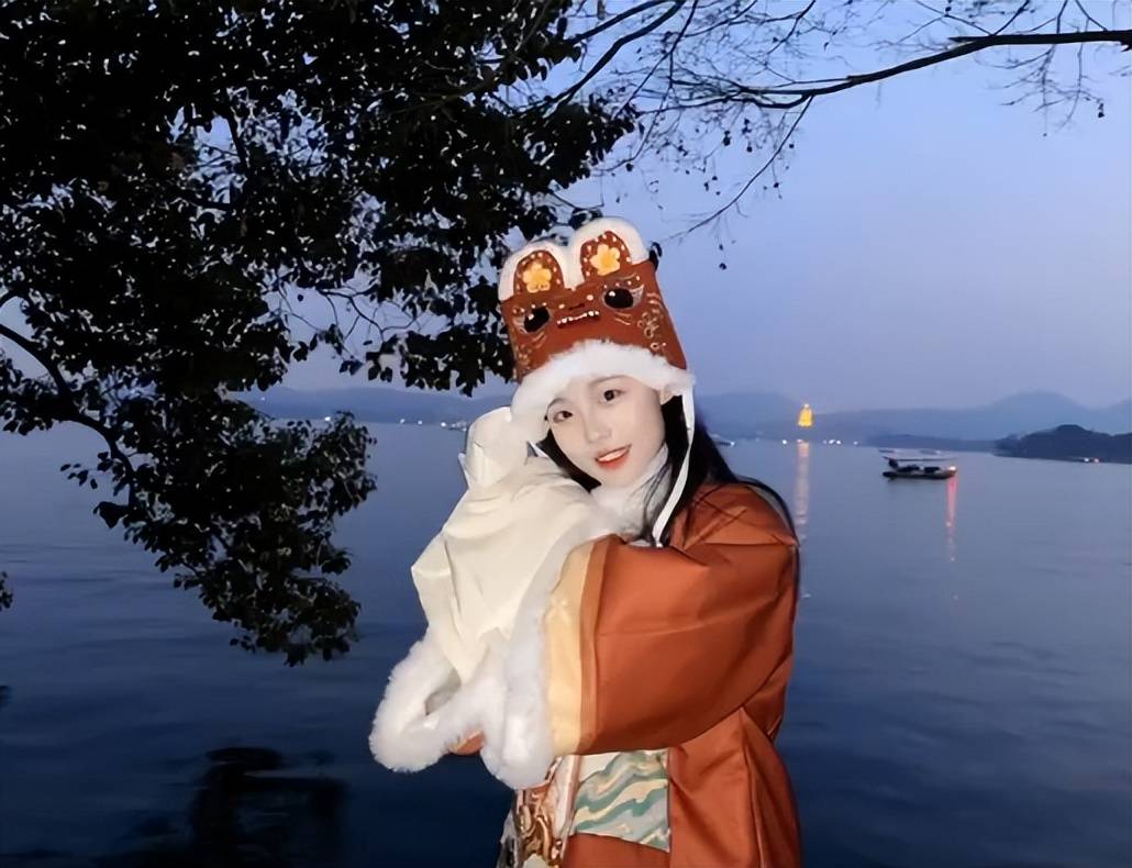 现实版的贝微微:00后电竞女学霸直博中科院,导师都指望她上星耀_姚懿
