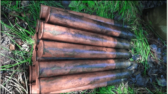 挖土党挖到多枚高射炮炮弹看起来非常的新肯定能够继续使用